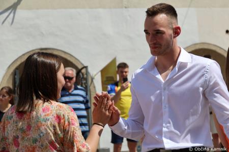 Kamnik danes v znamenju maturantske četvorke, v kateri je zaplesalo preko 200 maturantk in maturantov (49)